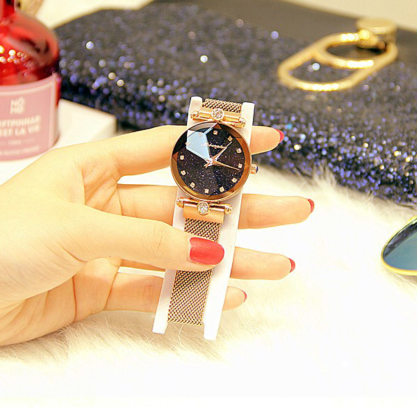 Đồng hồ nữ dây kim loại lưới khóa nam châm mặt tròn gợn sóng vàng sang chảnh ĐHĐ5805