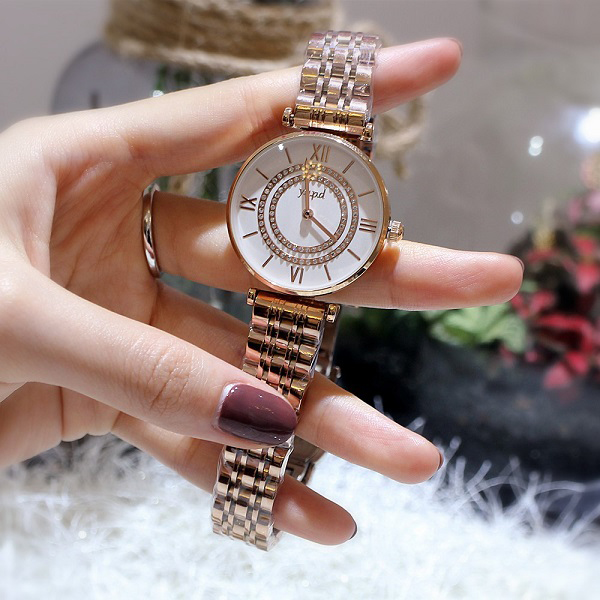 Đồng hồ nữ dây kim loại vàng mặt tròn trắng đính đá hai vòng sang chảnh Yhpd ĐHĐ19701