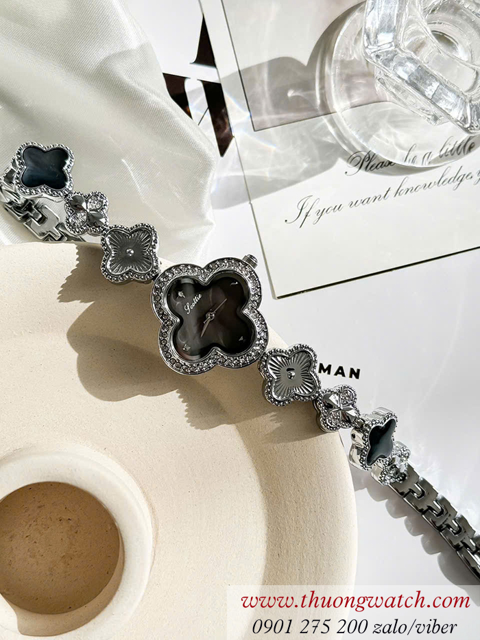 Đồng hồ nữ cỏ bốn lá dây kim loại mặt nhỏ màu bạc mặt đen ĐHĐ48402