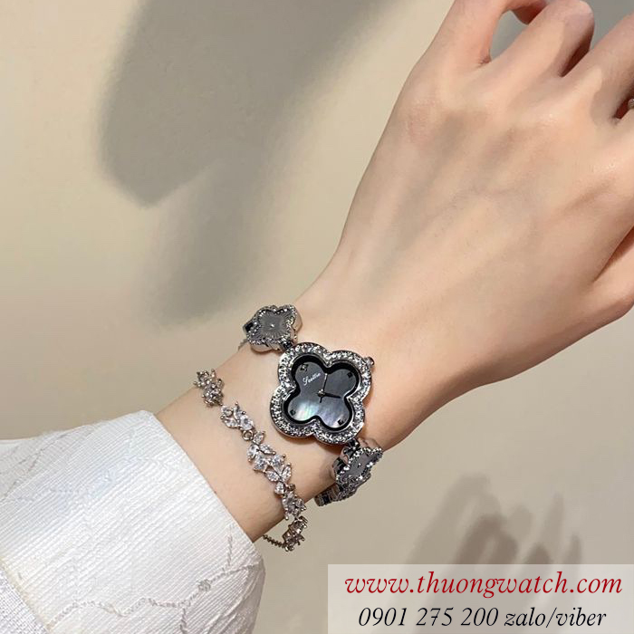 Đồng hồ nữ cỏ bốn lá dây kim loại mặt nhỏ màu bạc mặt đen ĐHĐ48402